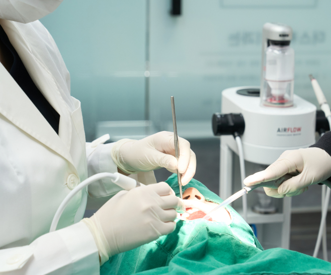 더스퀘어치과 | 임플란트 주위염 치료 방법 더스퀘어 스파 시행