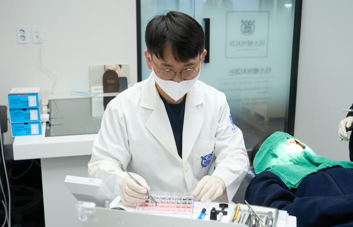 더스퀘어치과 | 브라켓 교정 주기적인 잇몸관리 및 충치검진