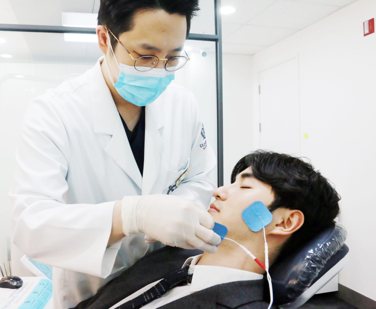 더스퀘어치과 | 턱관절 질환 치료 전기자극 요법